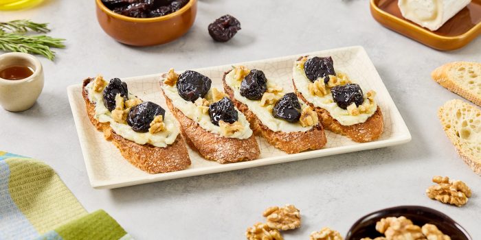 Goat cheese and prunes crostini_LQ_